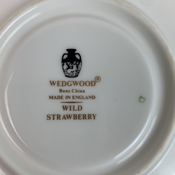 Wedgewood bone china tea / coffee cup & saucer set, Wild Strawberry EUC - Picture 9 of 10